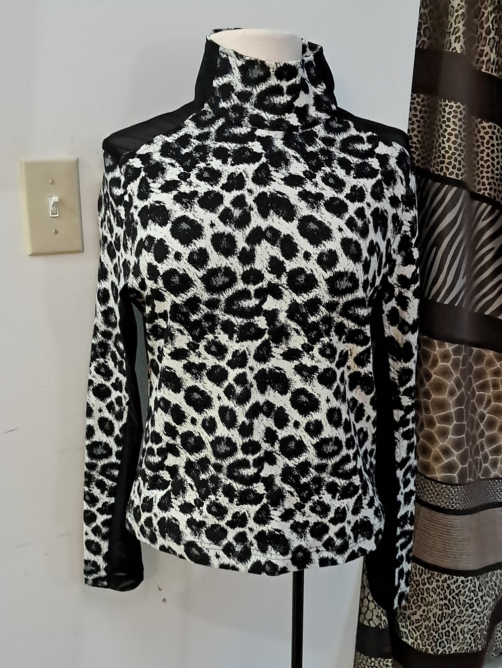 Anatomie Black and White Leopard Print Long-Sleeve Turtleneck, M